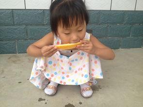 小孩玩吃瓜,小宝贝们的快乐吃瓜时光